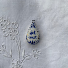 Load image into Gallery viewer, 33. fok weet talisman