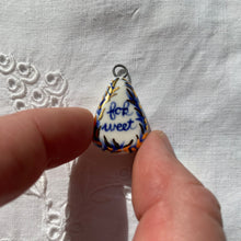 Load image into Gallery viewer, 82. fok weet talisman